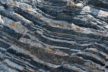 Yunanistan 'ın Girit adasının güney merkez sahilinde çeşitli renk ve kalınlıklarda sıkıştırılmış kaya katmanları oluşmaktadır. Doğa ve Jeoloji Bilimi Konsepti.