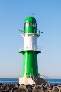Yeşil ve beyaz boyalı deniz feneri mavi gökyüzüne karşı Warnemeunde limanının girişinde, Baltık Denizi, Almanya