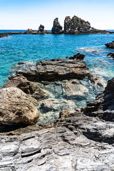 Libiya Denizi sıkıştırılmış kaya katmanları adası Yunanistan 'ın Girit kentinin güney orta Akdeniz kıyılarını kapattı. Doğa ve Jeoloji Bilimi Konsepti.