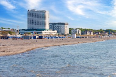 Ünlü tarihi Neptune Hotel Wanemunde manzaralı Warnemuende plajı, Rostock, Almanya. Seyahat hedefleri kavramı.