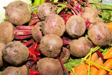 Akdeniz 'deki bir açık hava gıda pazarında satılık taze pancar kökleri.