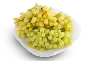 Beyaz üzerine izole edilmiş taze beyaz renkli üzümler.