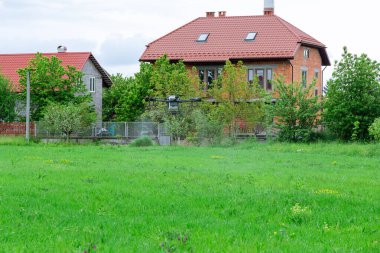 Agrodrone tarlaya çimen püskürtür, modern ekipmanlar tarlada çalışır..