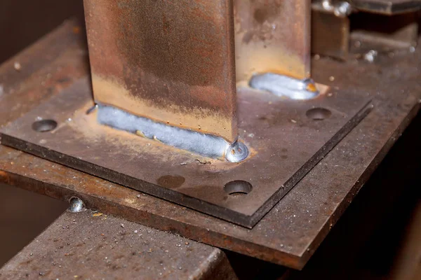 溶接シーム 鋼板製の金属です 2つの金属部品を接合する溶接ジョイント — ストック写真
