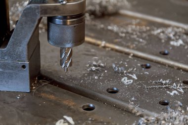 Taşınabilir manyetik matkap. Taşınabilir şarjör matkabı katı çelik veya levhalarda derin delikler açar.