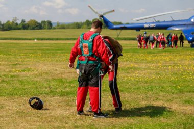 Helikoptere binmek için bir paraşütçü eğitmek, bir grup paraşütçü. Paraşüt sporları.