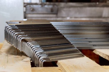 Metali makinedeki metalleri bükmek için kullanılan hidrolik makineyle bükmek mümkündür. Metal bükmek için hidrolik makinede metal levha bükme işlemi tamamlandı..