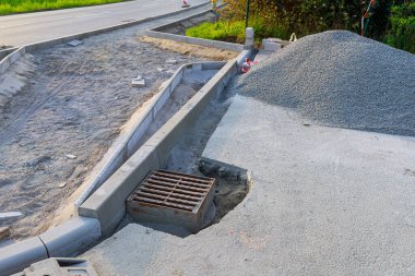 Installation of sewer wells and rain-receiving grids on sidewalks as part of the rural improvement project.