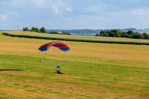 Skutech Czech Republic July 2022 Successful Landing Parachutist Green Field — Stock Photo, Image