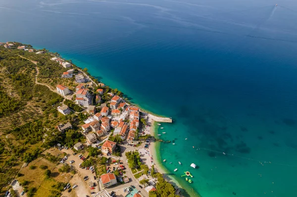 Widok Błękitne Morze Adriatyckie Małe Łodzie Zacumowane Morzu Pobliżu Plaży — Zdjęcie stockowe