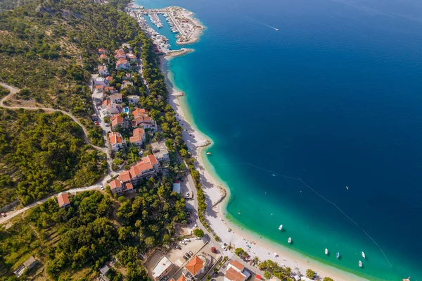 Widok Błękitne Morze Adriatyckie Małe Łodzie Zacumowane Morzu Pobliżu Plaży — Zdjęcie stockowe