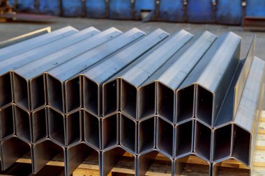 Metal bükme makinesinde büküldükten sonraki bitmiş ürün. Metal fabrikasında çeşitli ürünlerin bükülmesi.