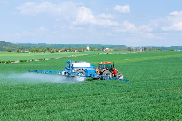 Spraying Wheat Fertilizer Herbicide Using Tractor Protection Plant Pests — Stock Photo, Image