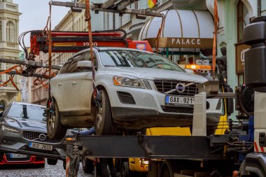 11 Kasım 2022 Prag, Çek Cumhuriyeti. Araç çekiciye. Çekici, yasak otoparktan arabayı aldı..