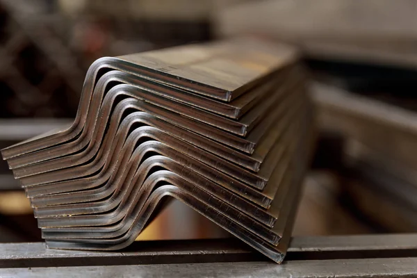 Productos Doblados Una Máquina Dobladora Primer Plano Piezas Metal Hechas — Foto de Stock