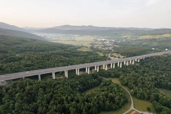 Most Transportowy Obszarze Górskim Drogi Drzew Lekka Mgła Górach Rozwój — Zdjęcie stockowe