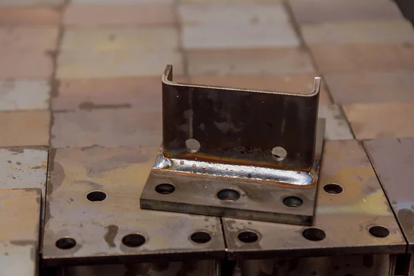 金属加工工場での金属ファスナーの溶接 — ストック写真