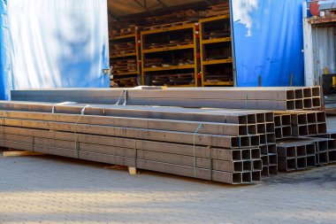 Metal ürünler deposundaki paketlerde dikdörtgen kesitlerin metal profil borusu
