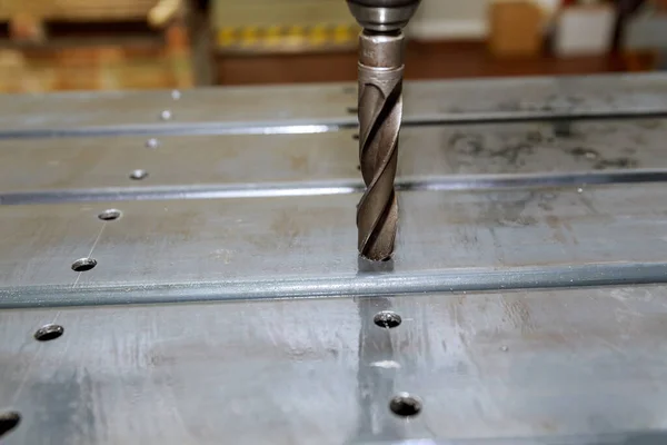 金属制品加工和钻孔 重活和金属加工的概念 金属柱子上的钻孔 — 图库照片