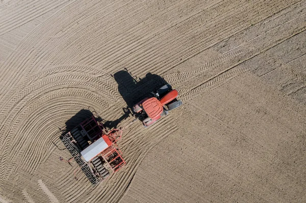Сеялка Прикрепленная Трактору Сеет Зерно Поле Топовый Вид Современного Оборудования — стоковое фото