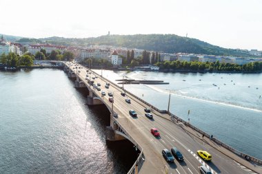 22 Mayıs 2022 Prag, Çek Cumhuriyeti. Köprünün karşısındaki trafik, Vltava Nehri. Mimari binaların panoramik manzarası, yükseklikten manzara.