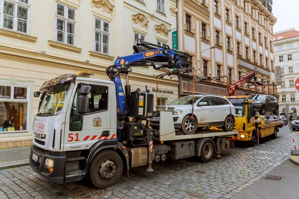 Listopada 2022 Praga Republika Czeska Dwa Holowniki Załadowują Dwa Samochody Obraz Stockowy