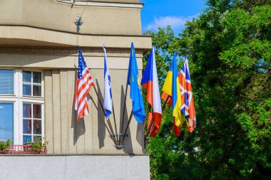 Devlet binasında dünyanın farklı ülkelerinin bayrakları var. Amerika bayrağı, Çek Cumhuriyeti ve Ukrayna bayrağı. Eyalet bayrağı.