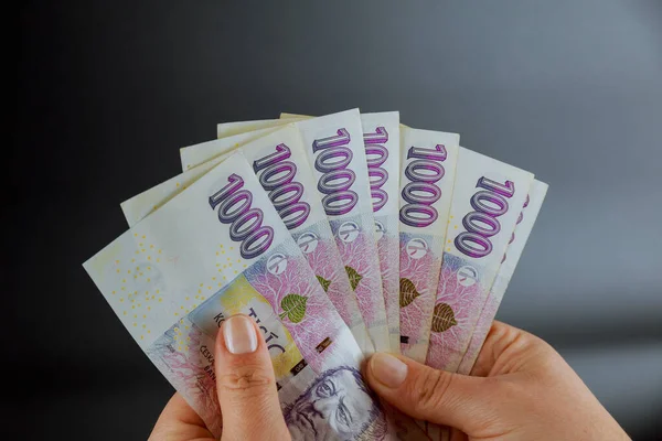 Rękach Kobiety Znajdują Się Banknoty Nominale Tysiąca Koron Czeskich Czeskiej Obraz Stockowy