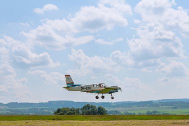 15 Temmuz 2021 Skutec, Çek Cumhuriyeti. Küçük uçak açık mavi gökyüzünde süzüldü, aşağıdaki büyüleyici izleyiciler.