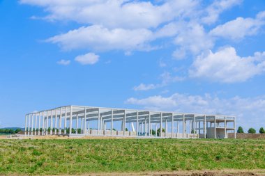 Çelik malzeme kullanarak endüstriyel depo için metal çerçeve yapımında açık hava görüntüsü