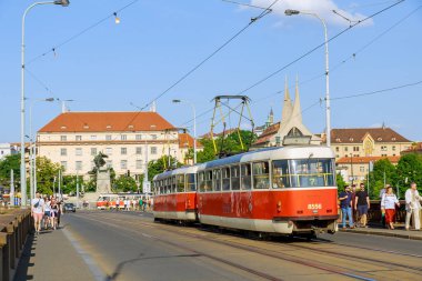 22 Mayıs 2022 Prag, Çek Cumhuriyeti. Duraktaki tramvay insanları, tramvay raylarını ve sokaktaki insanların hareketlerini topluyor. Tramvay yolcu taşır.