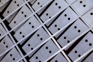 CNC lazer kesimi metal, modern endüstriyel teknoloji. Metal levha parçaları kesilmiş. Lazer CNC makinesi. Lazer kesme makinesindeki metal ürünler