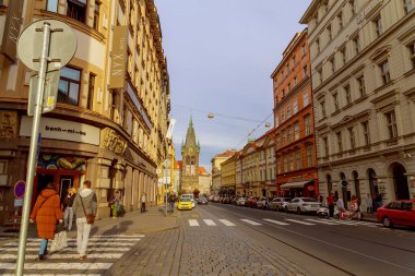 11 Kasım 2022 Prag, Çek Cumhuriyeti. Tramvaylar Prag toplu taşıma sisteminin ayrılmaz bir parçasıdır ve şehrin farklı bölgelerine ulaşımı sağlar..