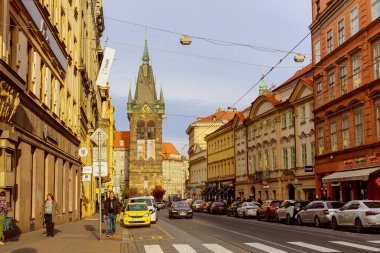 11 Kasım 2022 Prag, Çek Cumhuriyeti. Prag, ortaçağ yapılarını çağdaş tasarımlarla harmanlayarak eski ve yeni yapıların uyum içinde yaşadığı bir şehirdir..