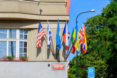 Devlet binasında dünyanın farklı ülkelerinin bayrakları var. Amerika bayrağı, Çek Cumhuriyeti ve Ukrayna bayrağı. Eyalet bayrağı.