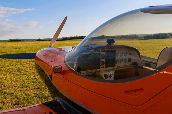 Kabina Dvoumístného Letadla Pozadí Přírody Let Malého Letadla Letecká Zábava — Stock fotografie