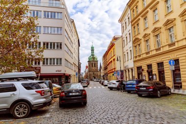 11 Kasım 2022 Prag, Çek Cumhuriyeti. Prag şehri büyülü bir atmosfer yaratıyor. Prag Eski Şehir Meydanı 'ndaki saat kulesi ünlü bir dönüm noktasıdır..