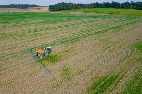 Tractor Con Pulverizador Procesa Campo Con Fertilizante Protección Los Cultivos — Foto de Stock