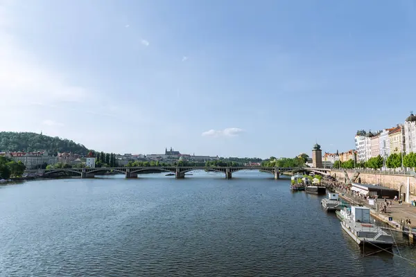 2022年5月22日チェコ共和国プラハ 多くの場合 人々はヴルタヴァ川を通る船を見るために堤防に集まります 堤防は地元の人々や観光客が集まり 社交するための人気のスポットです — ストック写真