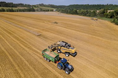 Modern tarım uygulamaları, kombinasyon kullanımı da dahil, buğday hasadında devrim yaratarak, onu daha verimli ve üretken hale getirmiştir..