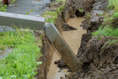 Beton elektrik direği çökmüş, bu da güç kaynağında bozulmaya yol açmış. Elektrik direklerindeki aşırı ağırlık onların çökmesine neden oldu..
