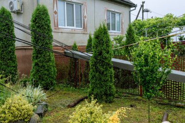 Düşen elektrik direkleri bölgedeki gaz boru hattına zarar vererek potansiyel bir güvenlik riskine yol açtı..