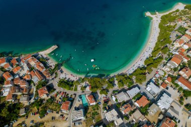 Sahil şeridi büyüleyici evler ve lüks otellerle dolu, deniz kenarı kaçamakları için mükemmel..