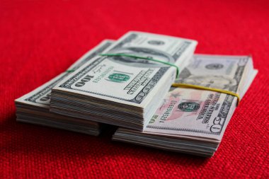 Üç dolarlık deste. 100 ve 50 dolarlık banknotlar.