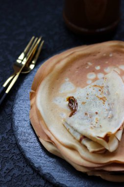 Süper lezzetli crpe ya da blini ile doldurulmuş sevgi ile tatlı macun