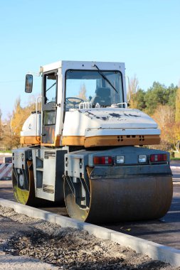 Kirli eski yol silindiri iş için bekliyor