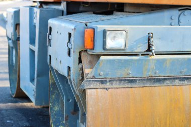 Kirli ağır yol silindiri iş için bekliyor.