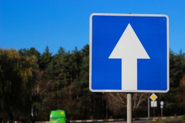 Uluslararası trafik levhası 'Tek Yönlü Ticaret'