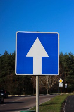 Uluslararası trafik levhası 'Tek Yönlü Ticaret'