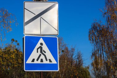 Uluslararası trafik işaretleri 'Öncelikli Yol Yolu' ve 'yaya geçişi'